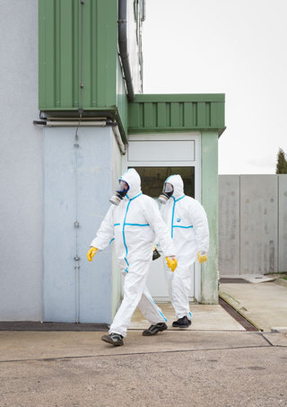 Ordnance Disposal,   
Greenpeace Magazin